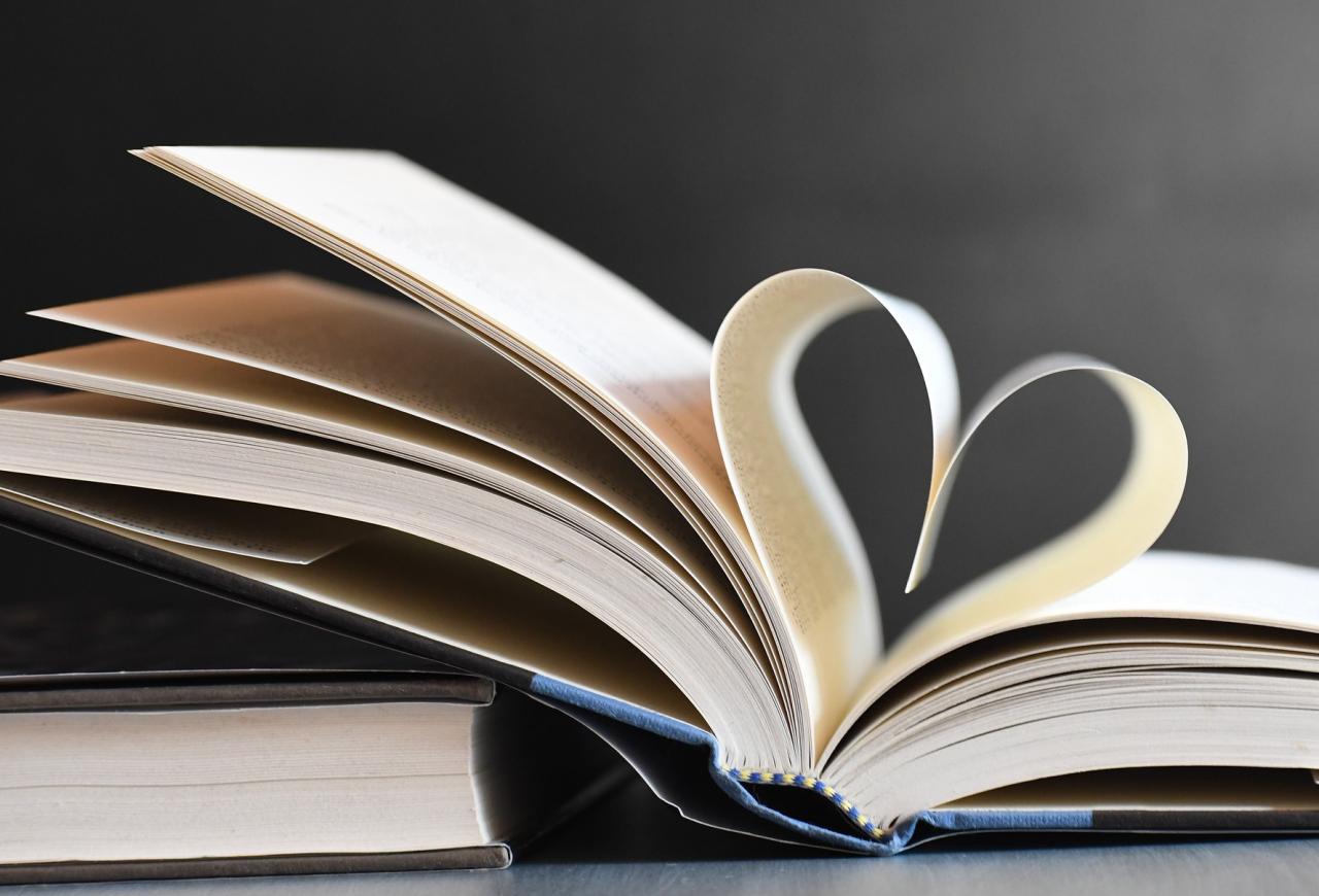 Buch mit herzförmiger Seite