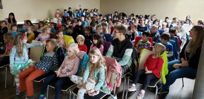 Bei der Lesung von Nini Spagl in der Bibliothek Mauthausen waren 120 Kindergarten- und Volksschulkinder anwesend. Es war eine sehr partizipative Lesung, da Frau Spagl die Kinder immer wieder interaktiv miteinbezogen hat. &copy; Elisabeth Peterseil, Bibliothek Mauthausen<br />	&nbsp;